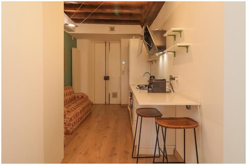 Kitchen or kitchenette, Dining area, oven