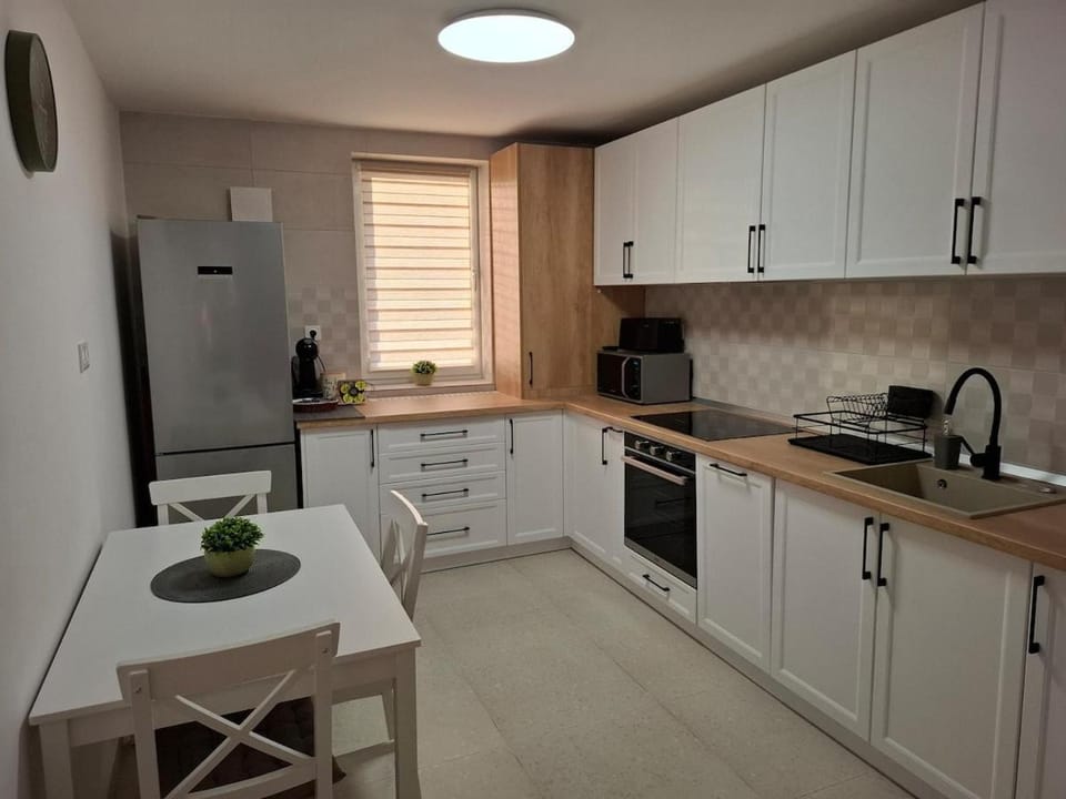 Coffee/tea facilities, Dining area, dishwasher, oven, stove, toaster
