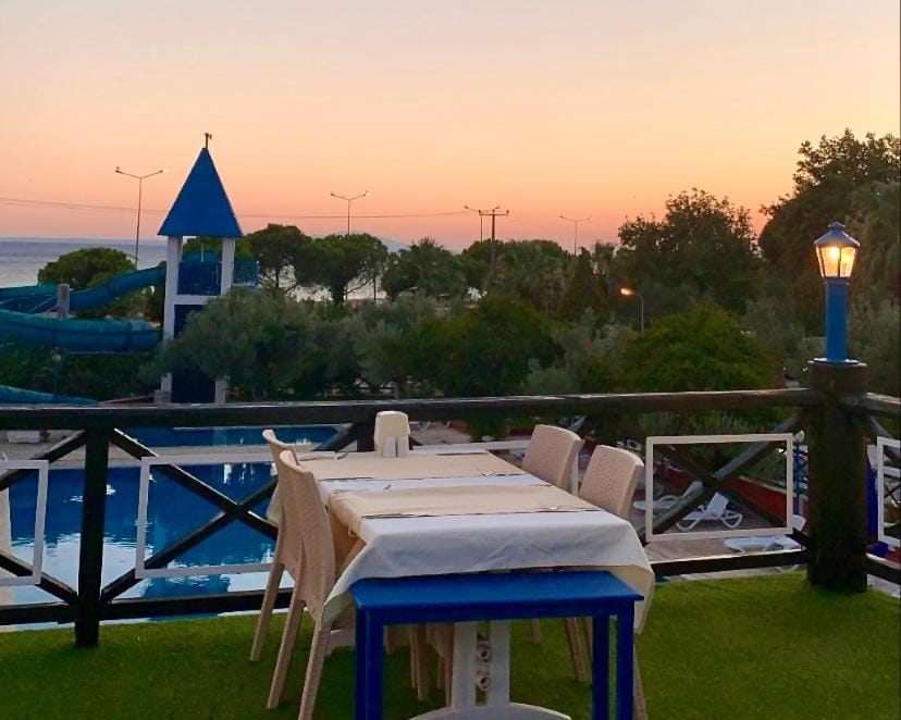 Restaurant/places to eat, Balcony/Terrace