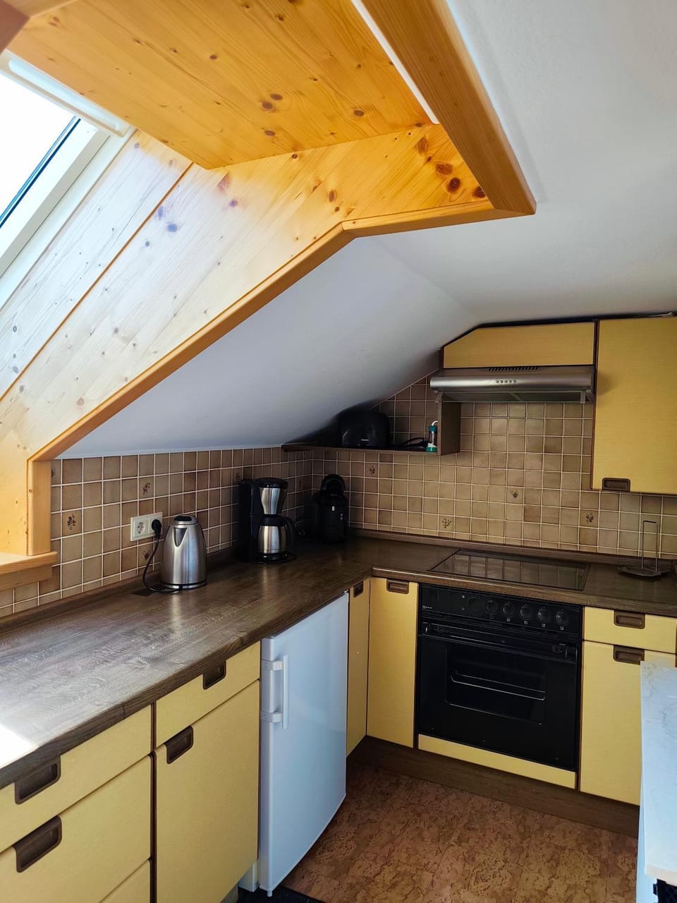 Coffee/tea facilities, oven, stove, toaster