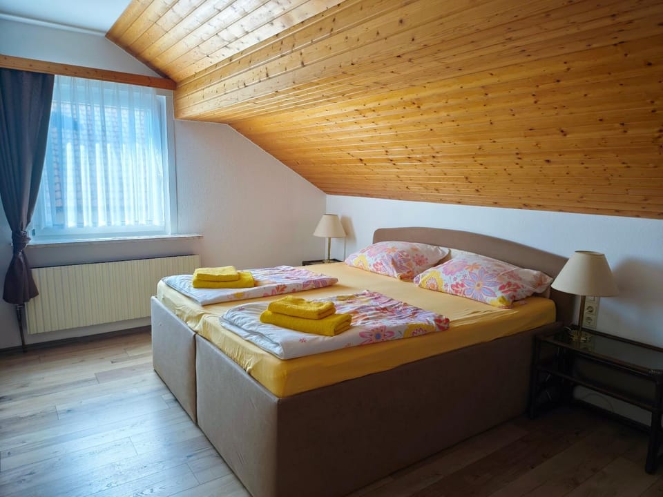 Bed, towels