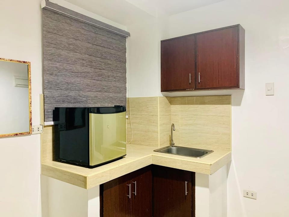 Kitchen or kitchenette, minibar