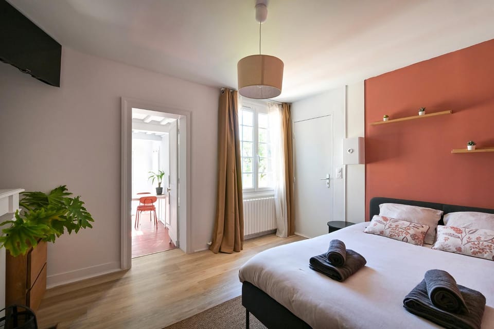Bed, TV and multimedia, Photo of the whole room, Bedroom, towels, wardrobe