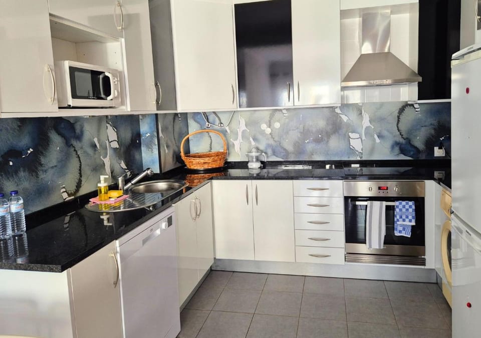 Coffee/tea facilities, Kitchen or kitchenette, dishwasher, oven, stove, toaster
