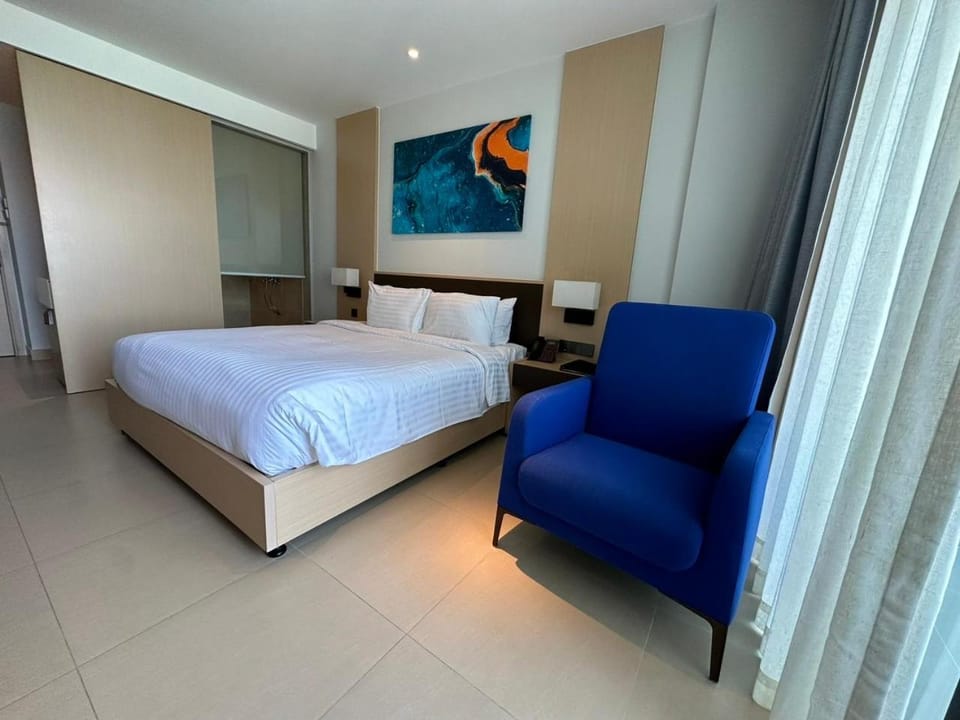 Bed, Photo of the whole room, Seating area, Bedroom