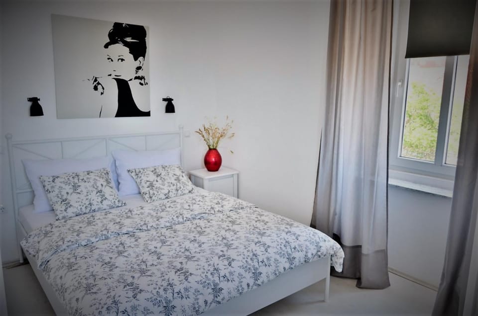 Bedroom, City view, Sea view, Street view