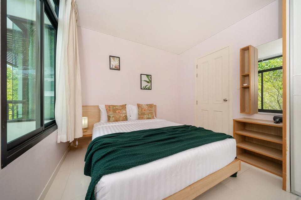 Photo of the whole room, Bedroom