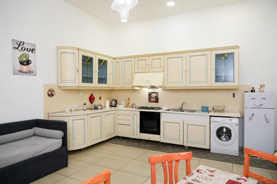 Kitchen or kitchenette, Dining area, washing machine