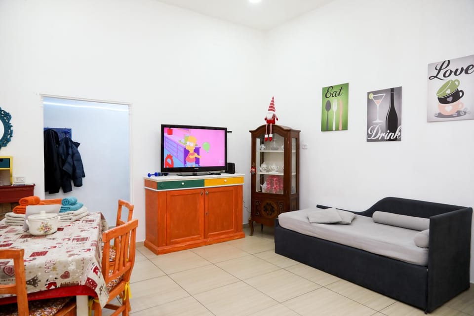 Communal lounge/ TV room, TV and multimedia, Dining area