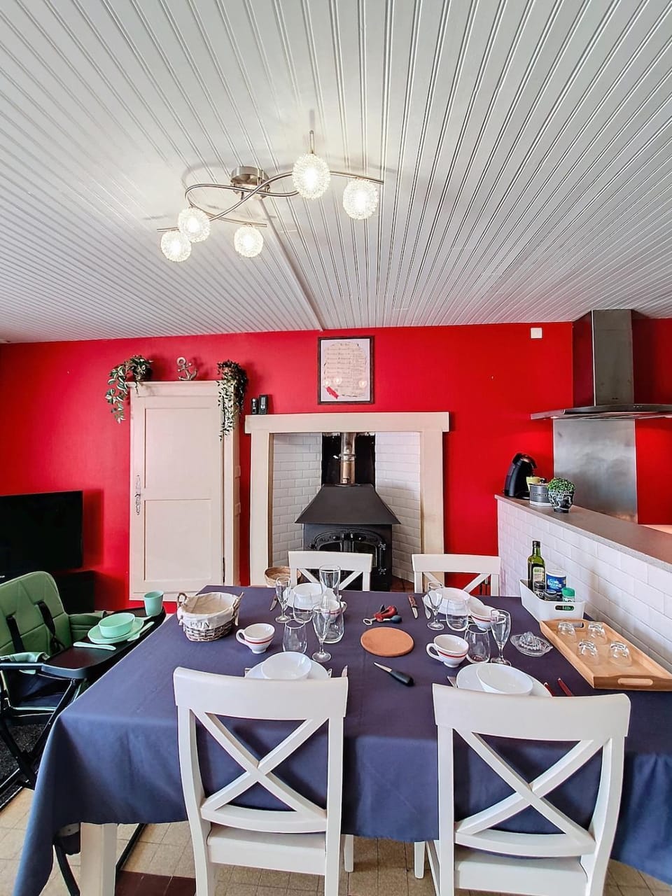 Dining area, fireplace