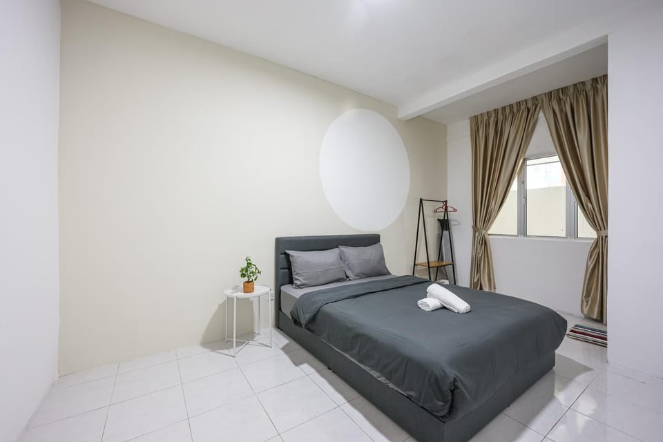 Property building, Bed, Bedroom, Family, Family, Family