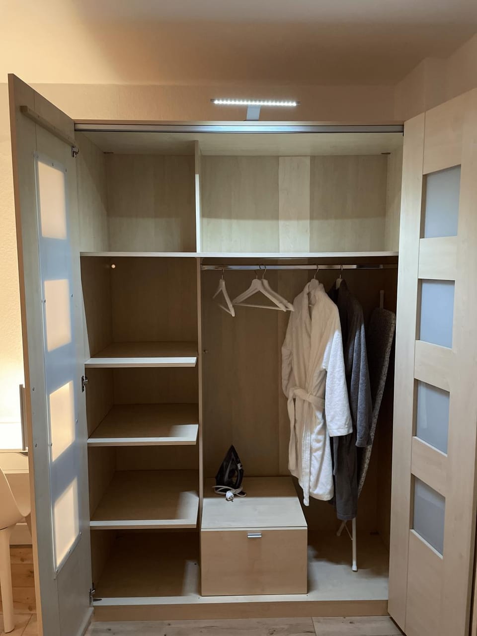 towels, wardrobe