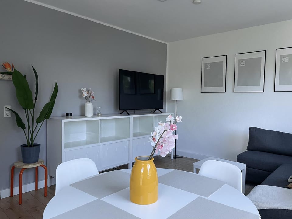 Communal lounge/ TV room, TV and multimedia, Living room, Seating area, Evening entertainment