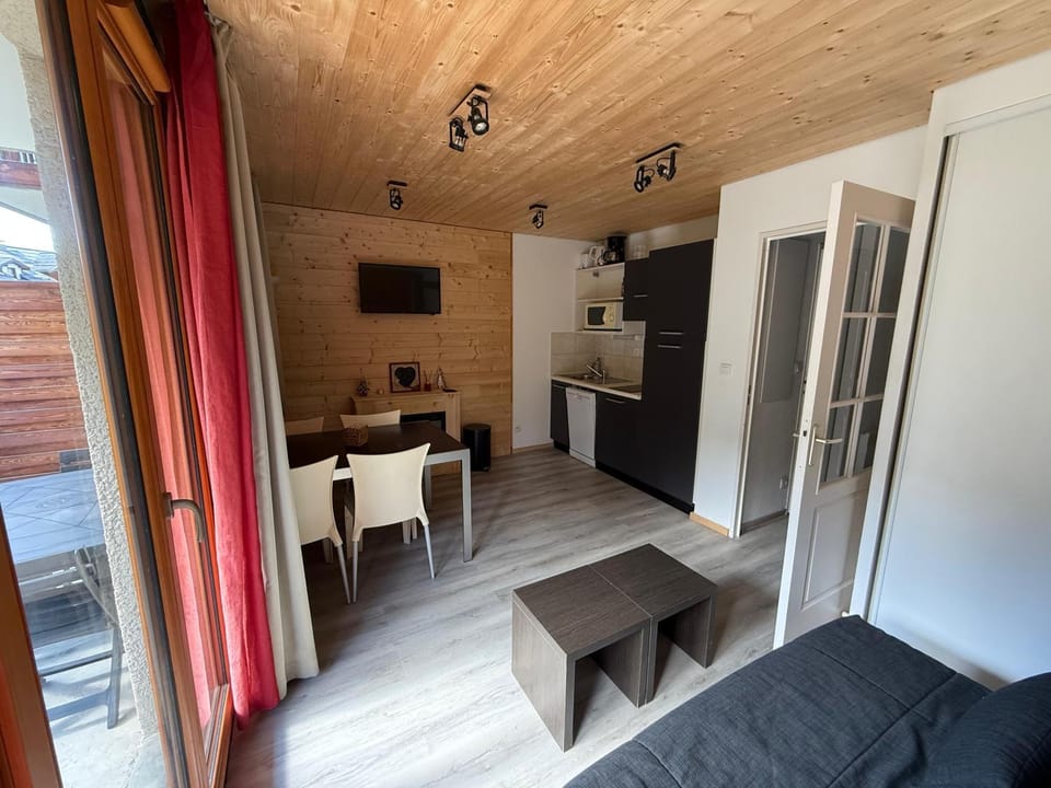 Kitchen or kitchenette, Living room, Dining area