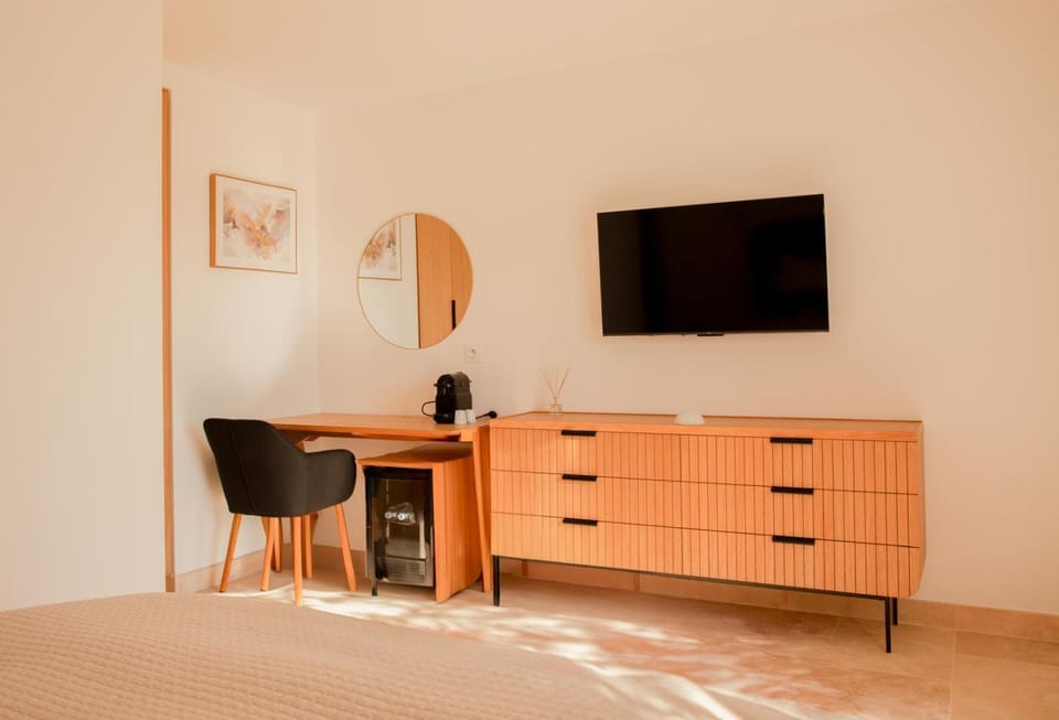 TV and multimedia, Photo of the whole room, Bedroom