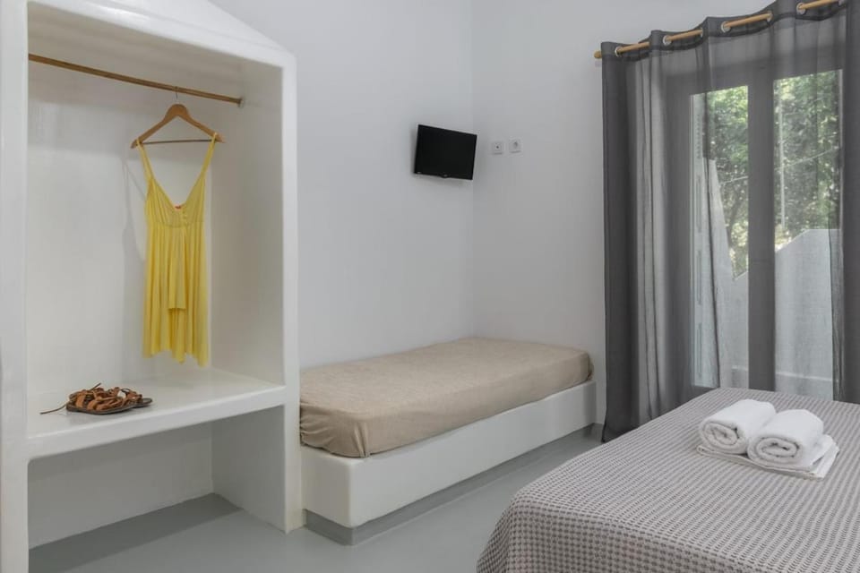 Bed, TV and multimedia, Bedroom, towels