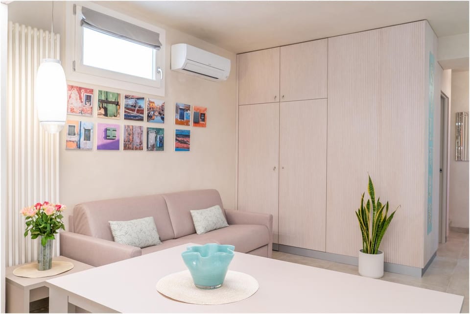 Living room, Seating area, air conditioner