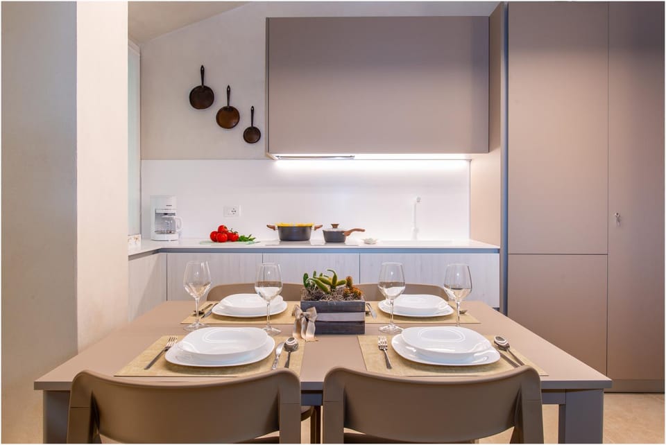 Kitchen or kitchenette, Dining area