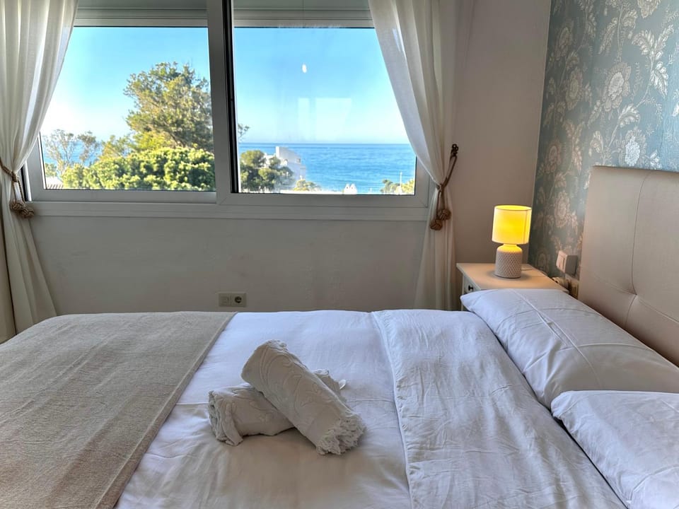 Bed, Photo of the whole room, Bedroom, Sea view, towels