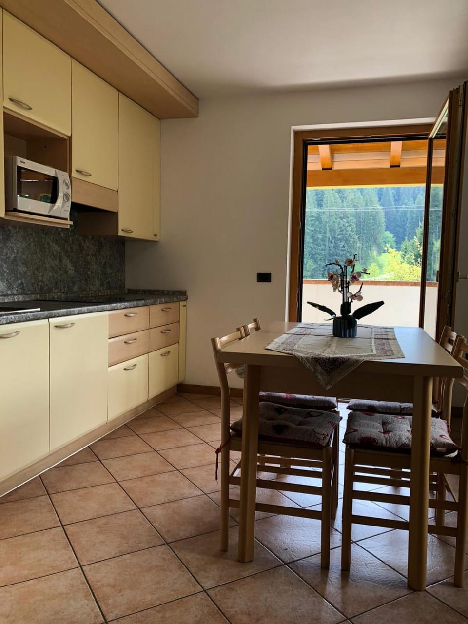 Dining area, kitchen