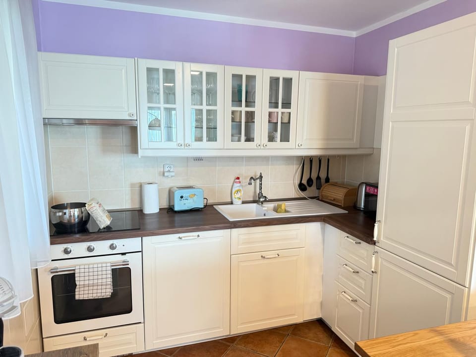 Coffee/tea facilities, Kitchen or kitchenette, dishwasher, oven, stove, toaster
