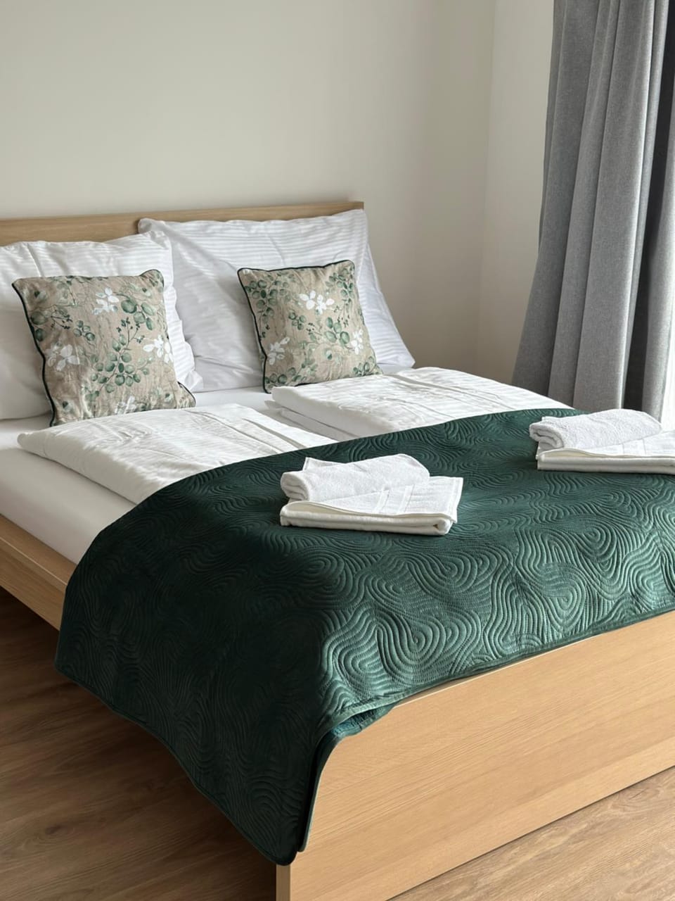Bed, Bedroom, towels