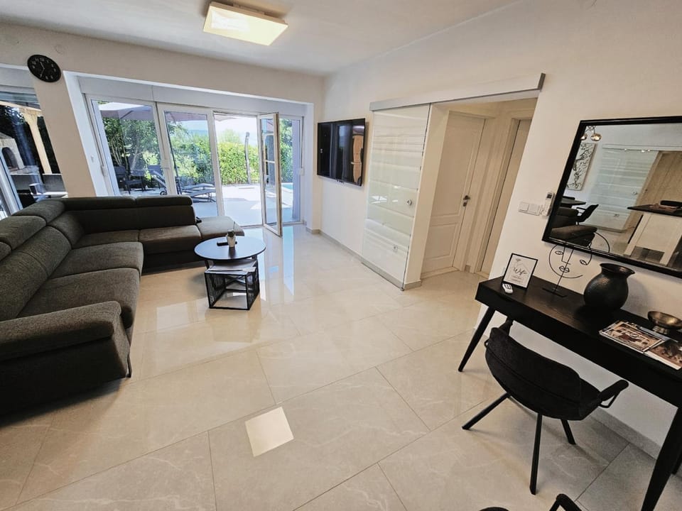 TV and multimedia, Living room, Seating area