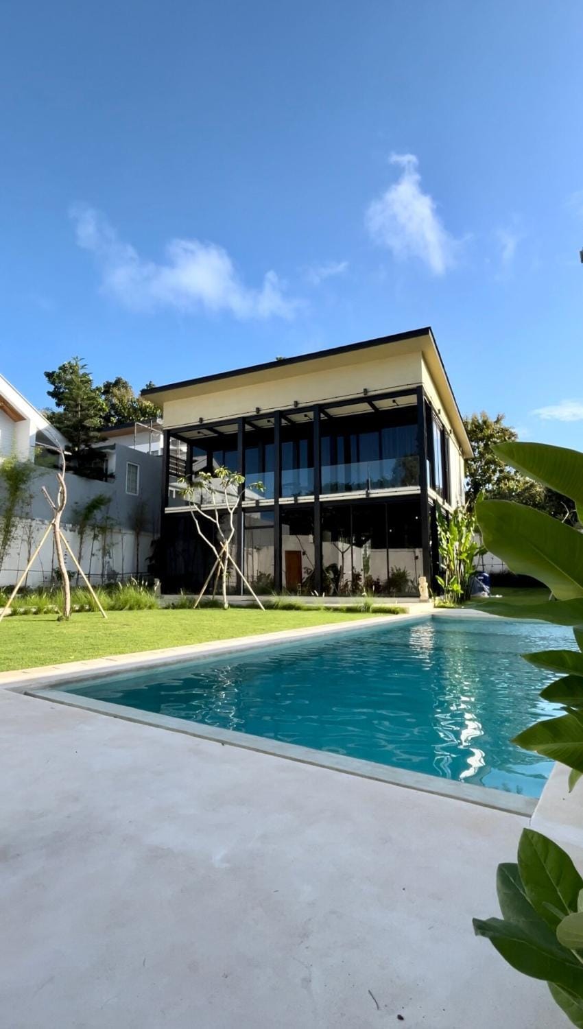 Property building, Day, Pool view, Swimming pool