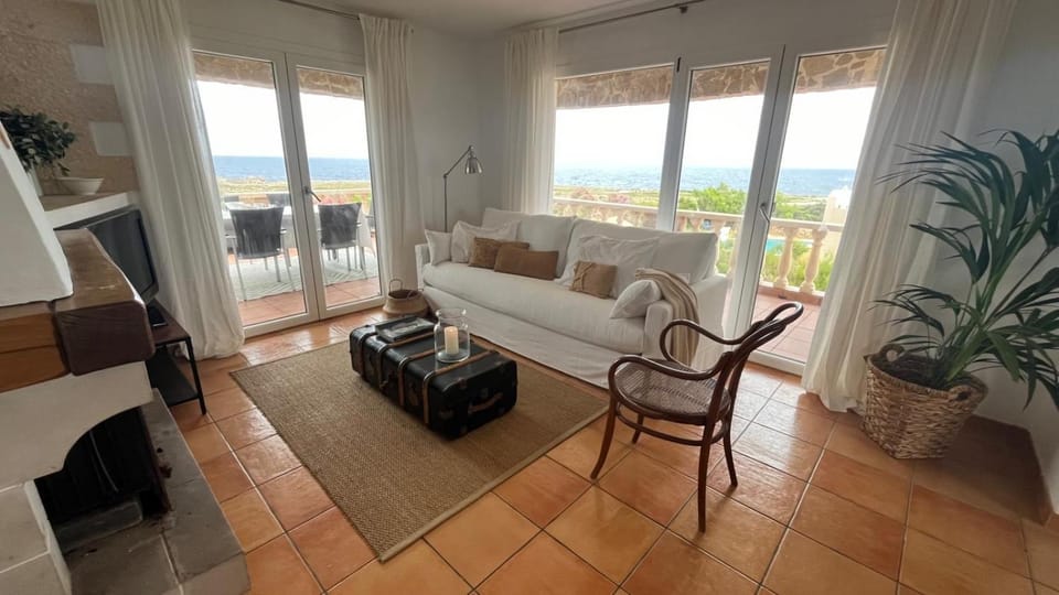 Communal lounge/ TV room, Balcony/Terrace