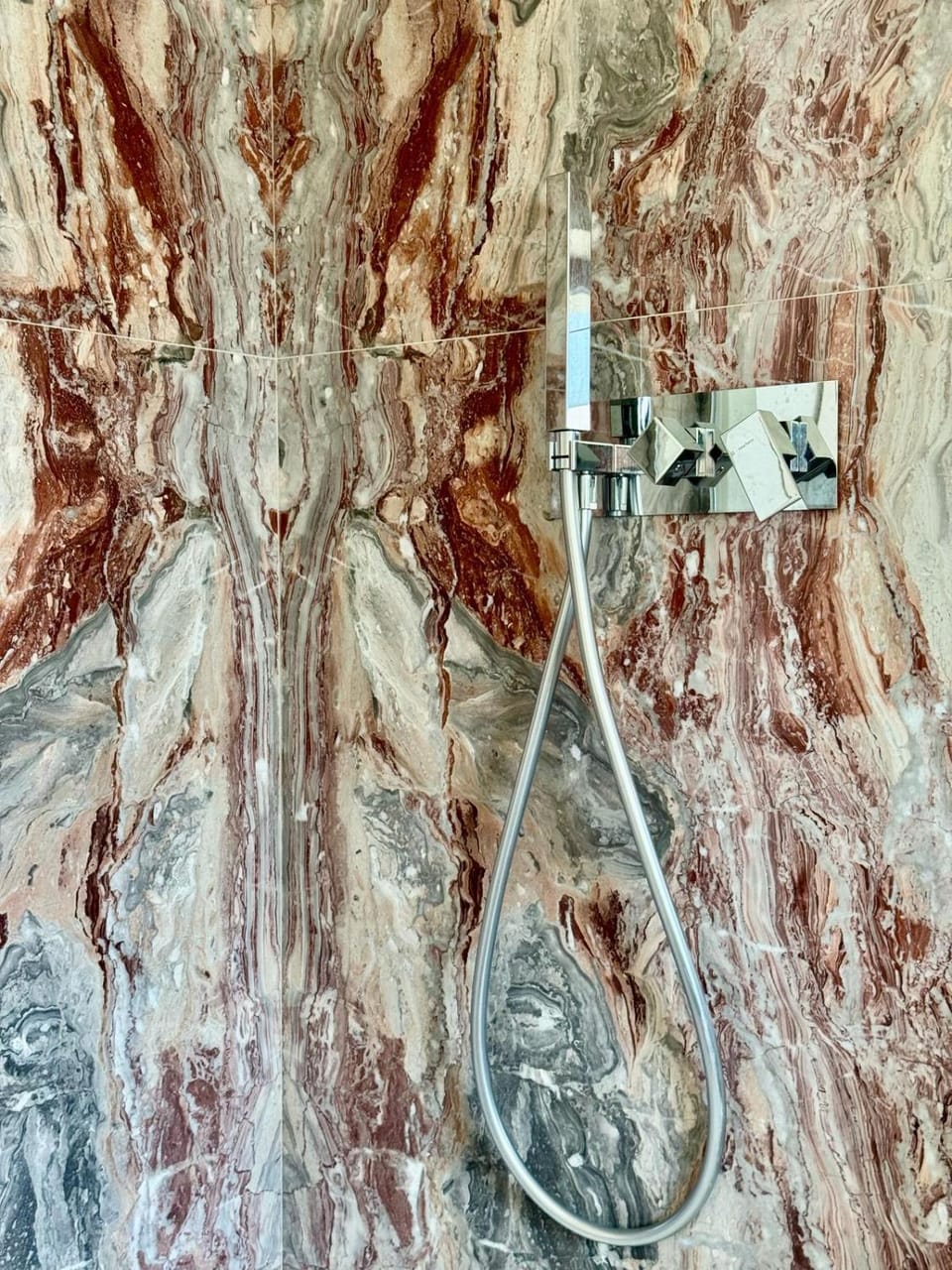 Top floor design apt, 3bd, 2bt! Apartment in Colico