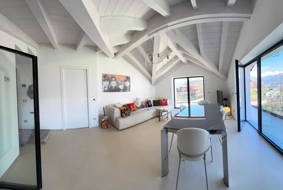 Top floor design apt, 3bd, 2bt! Apartment in Colico