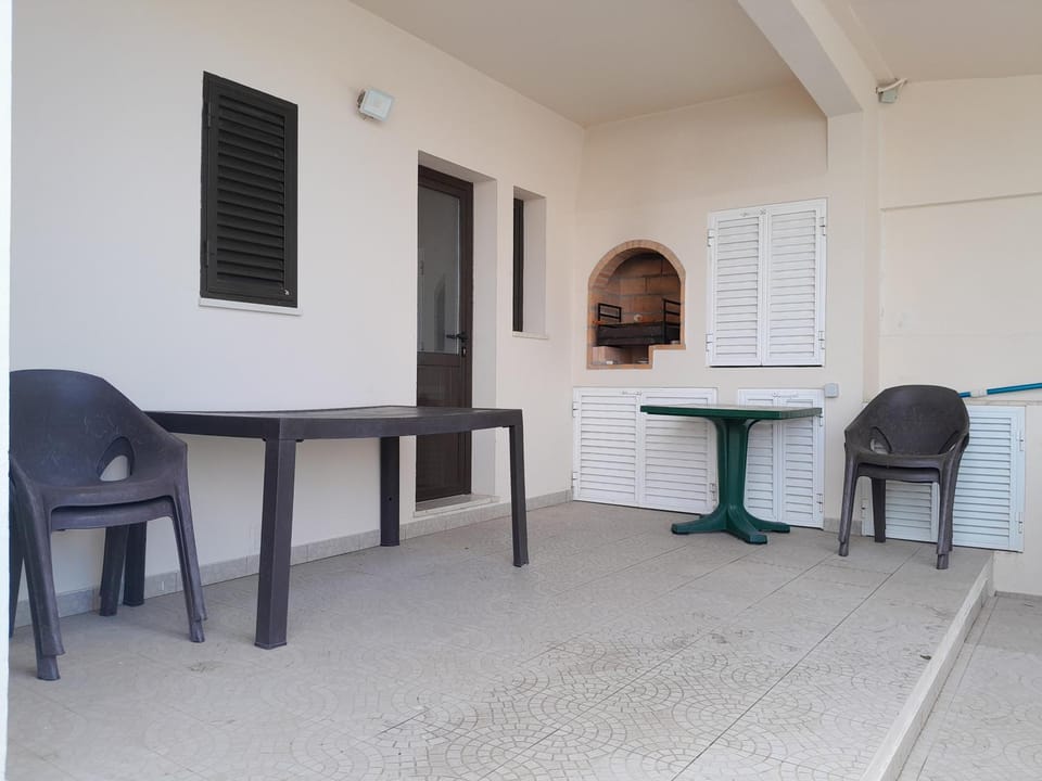 Facade/entrance, BBQ facilities, Dining area, washing machine