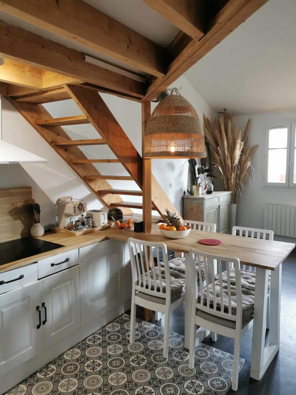 Kitchen or kitchenette, Dining area