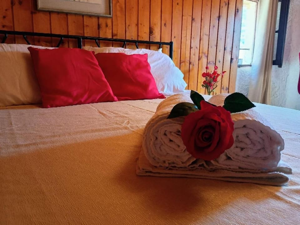 Bed, Bedroom, towels