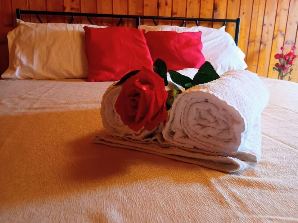 Bed, towels