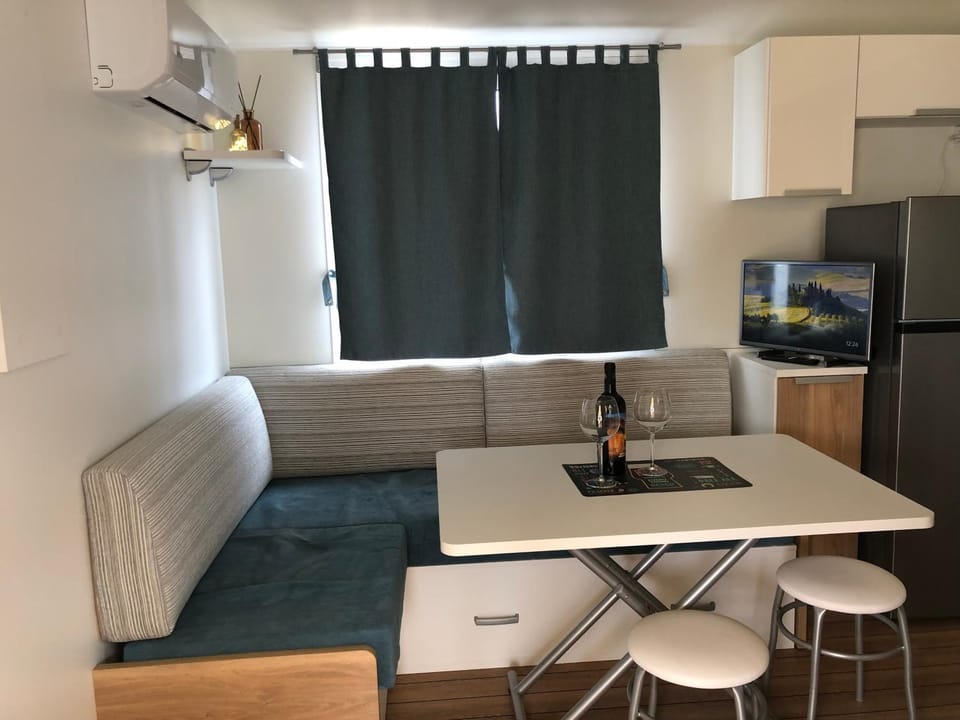 Kitchen or kitchenette, Seating area, Dining area