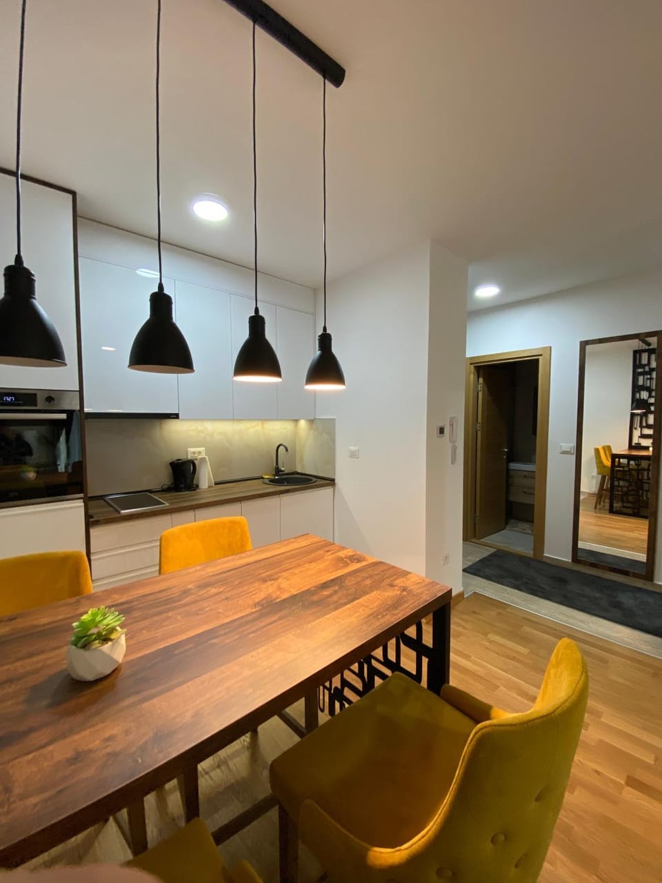 Kitchen or kitchenette, Dining area