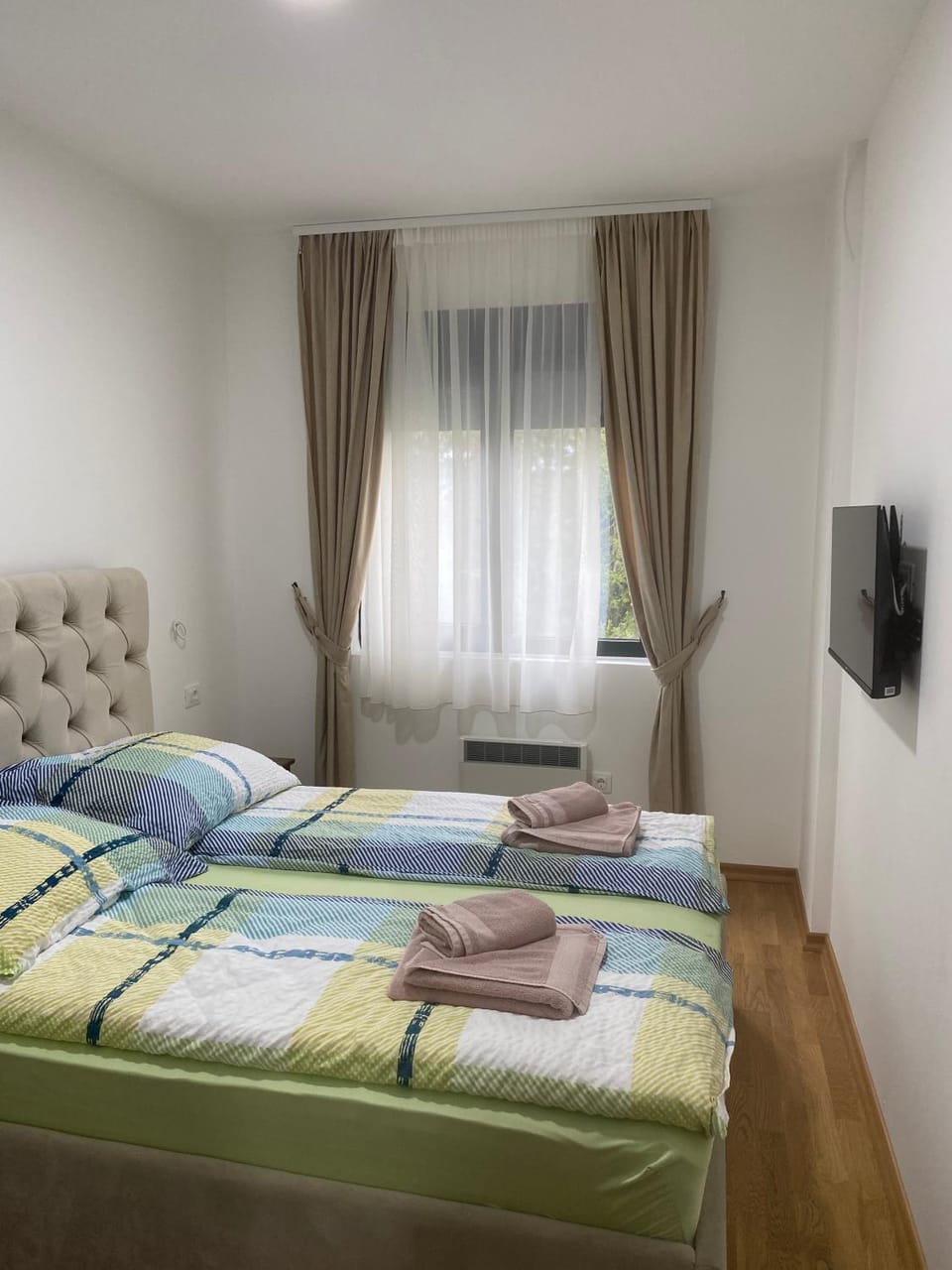 Bed, TV and multimedia, Bedroom, towels