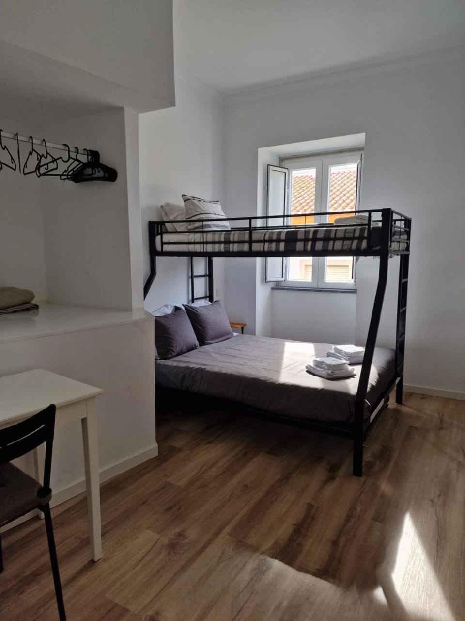 Bed, Bedroom, bunk bed, towels