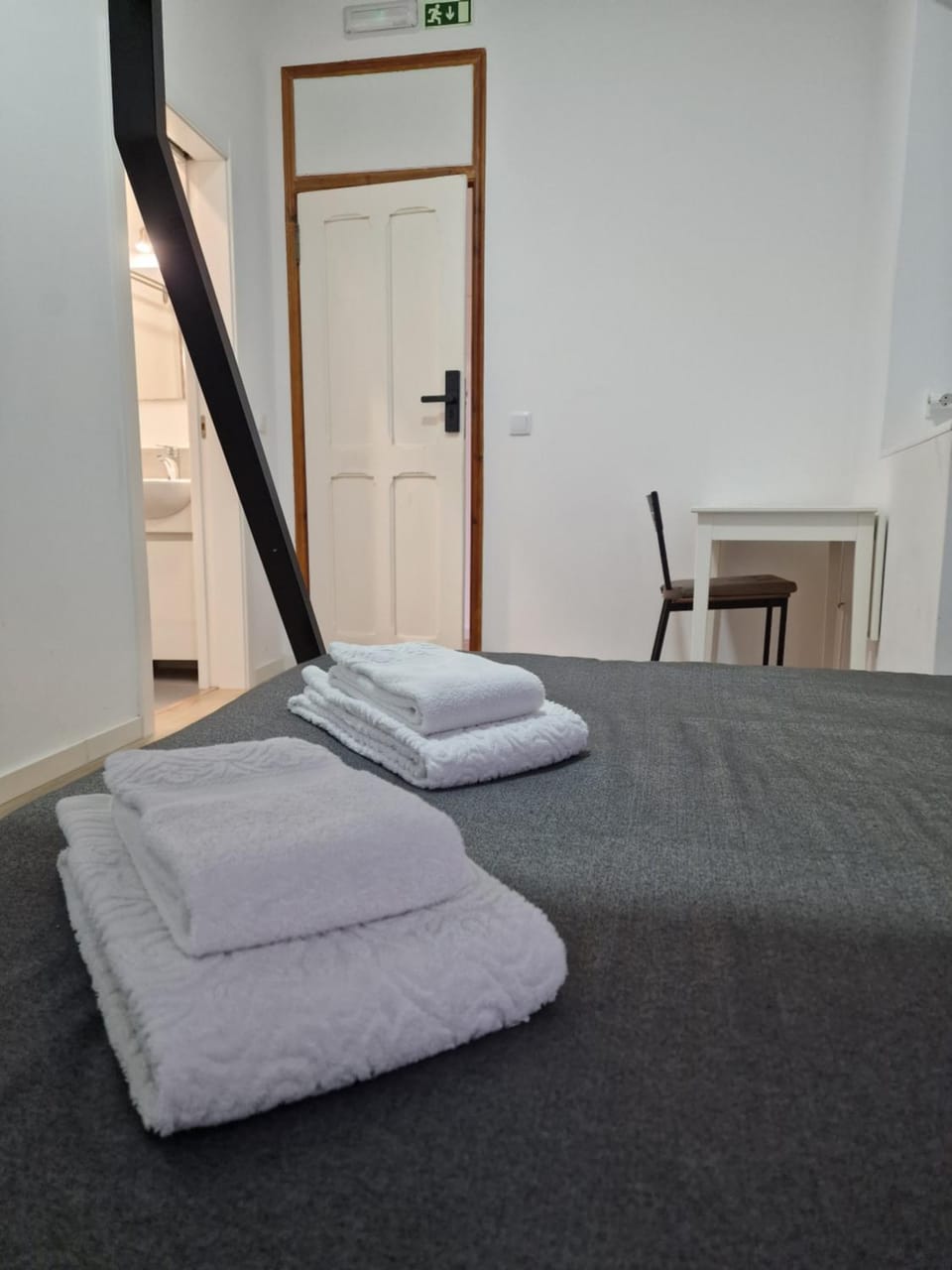 Bed, Bedroom, towels