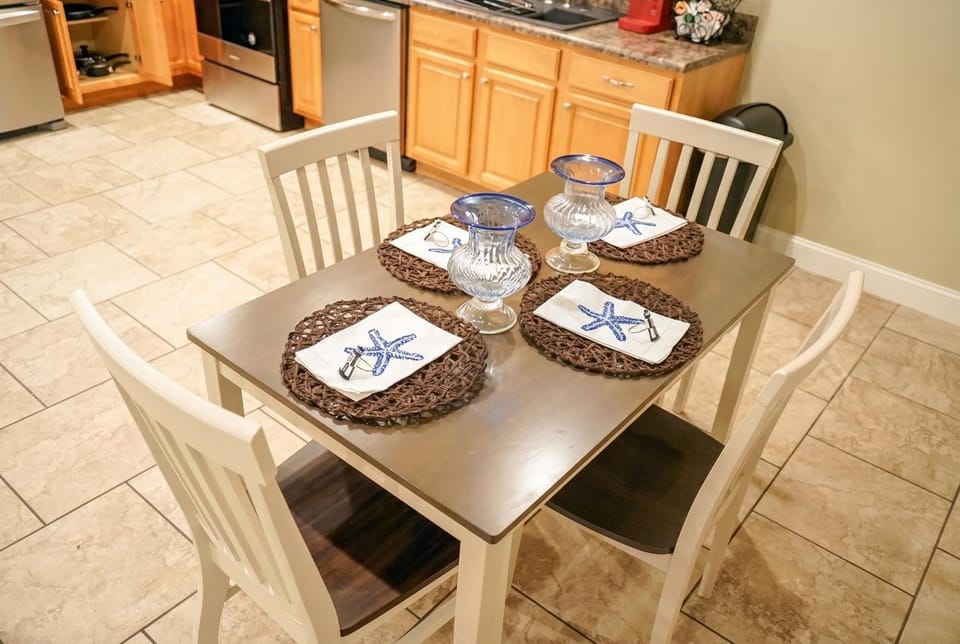 Kitchen or kitchenette, Dining area