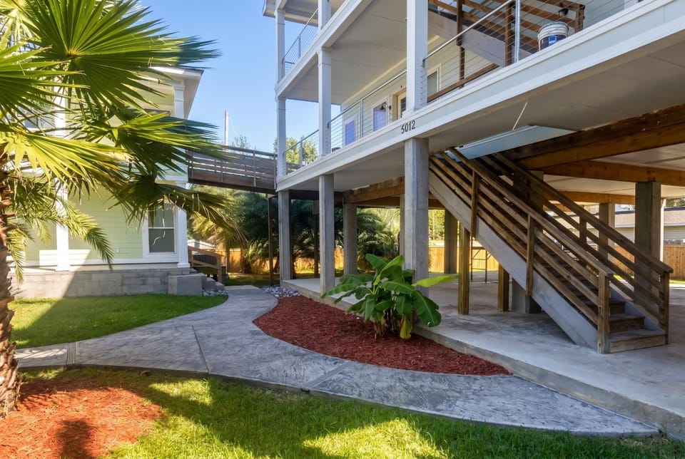 Property building, Patio, Facade/entrance, Garden, Balcony/Terrace, Parking