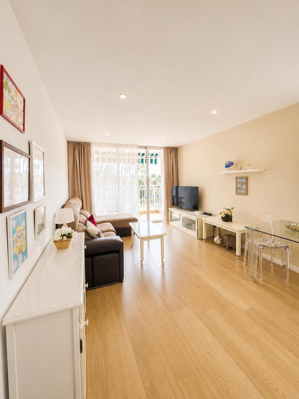 Communal lounge/ TV room, TV and multimedia, Living room, Dining area