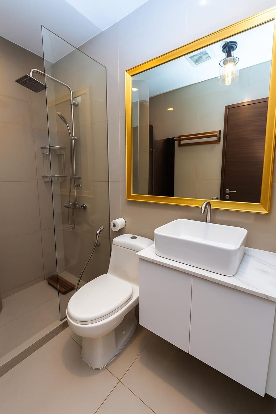 Skyline escape luxury makati gym swim parking 4649 Apartment in Makati