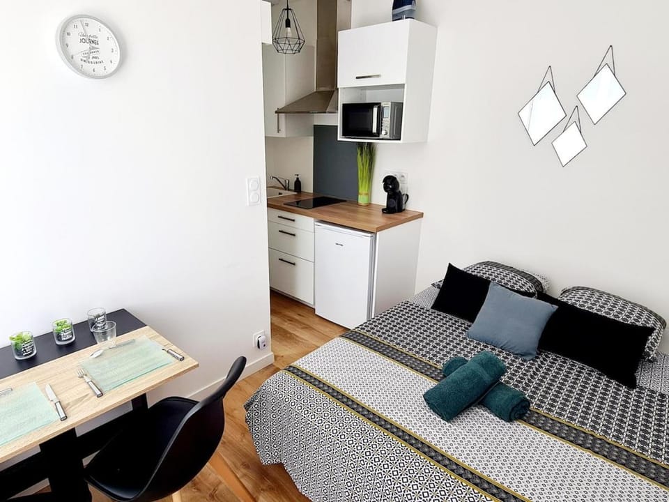 Photo of the whole room, Bedroom