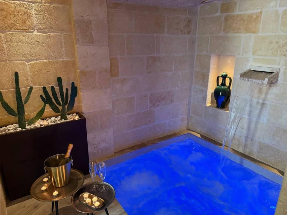 Hot Tub, Swimming pool