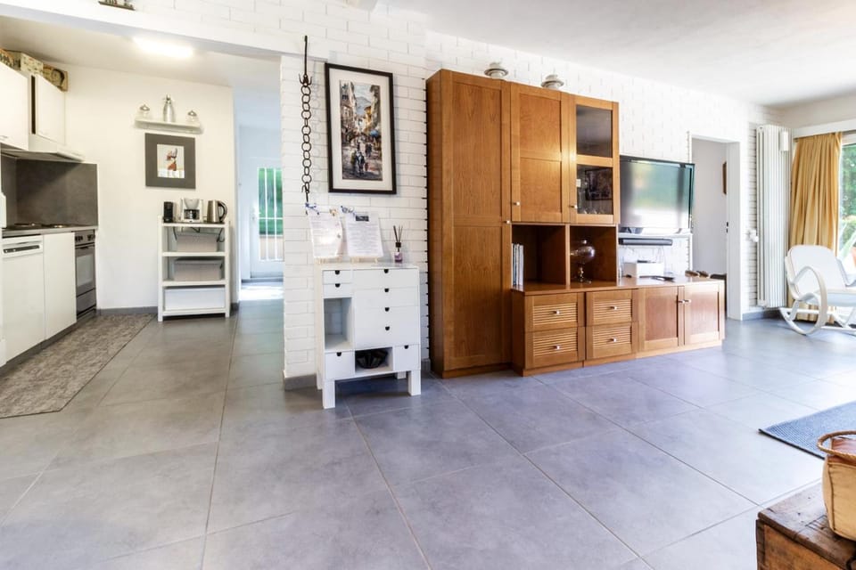 TV and multimedia, Kitchen or kitchenette, oven, stove