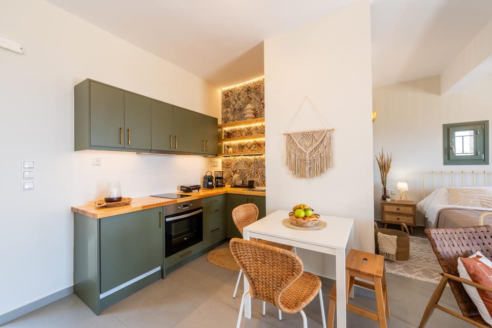 Coffee/tea facilities, Dining area, oven, kitchen