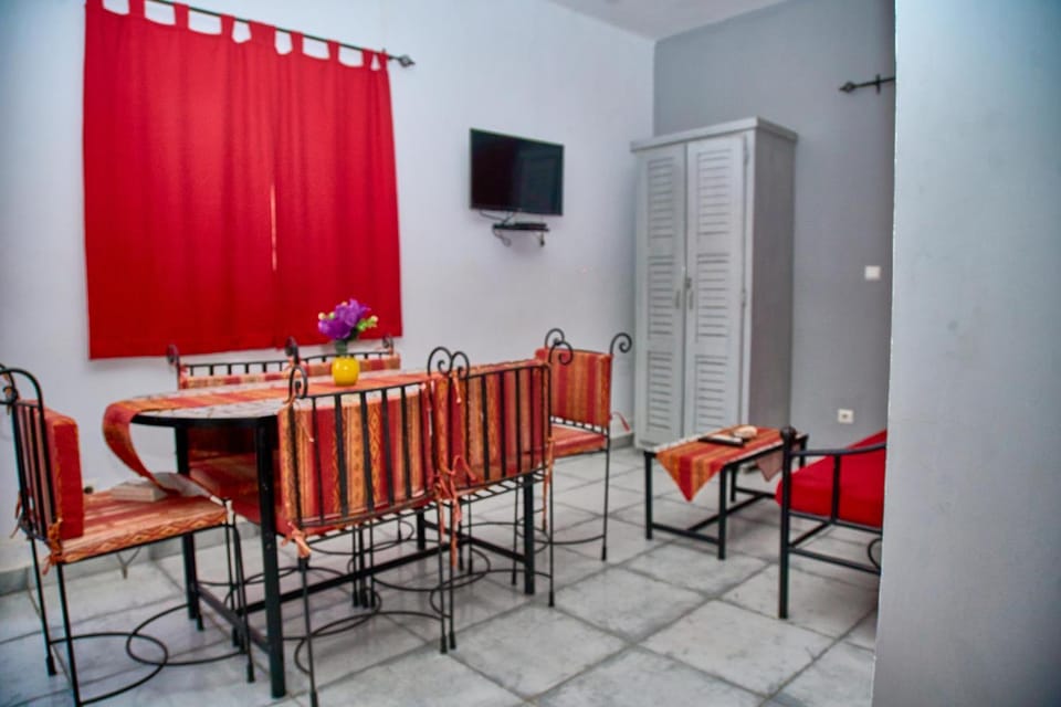 TV and multimedia, Seating area, Dining area