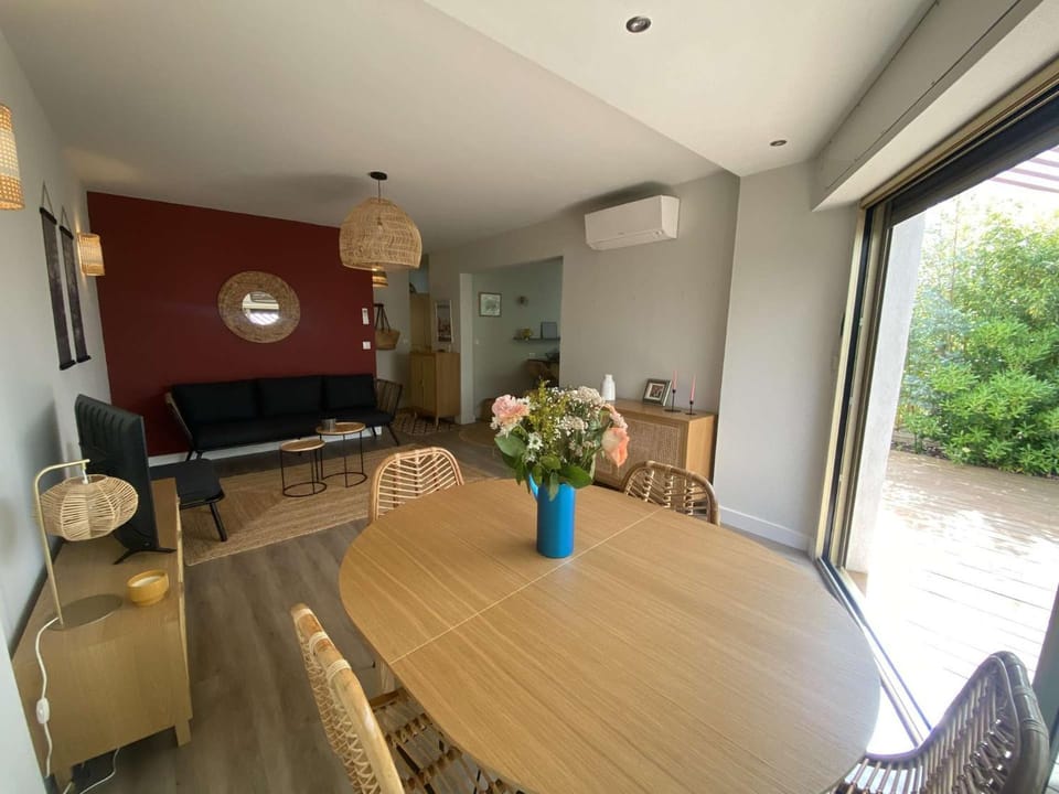 Le charme de Sanary Portissol à 100 m de la plage, Jardin, garage, climatisation... Apartment in Sanary-sur-Mer